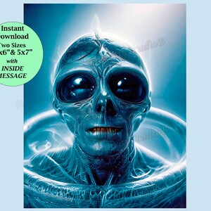 Peut inclure: Une illustration numérique d'une créature extraterrestre aux tons bleus, dotée de grands yeux sombres et d'une peau texturée veinée. La figure est entourée d'un col circulaire. Le texte indique : Instant Download Two Sizes 4.5x6” & 5x7” with INSIDE MESSAGE.