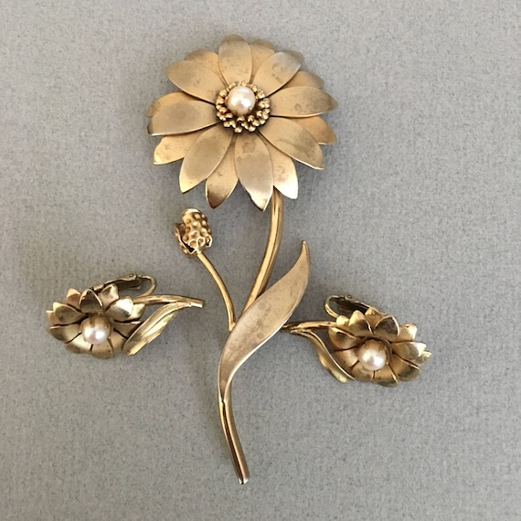 1950s Vintage Gold Tone Brooch / Pin and Earrings… - image 3