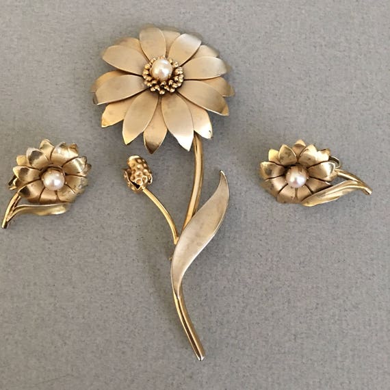 1950s Vintage Gold Tone Brooch / Pin and Earrings… - image 2