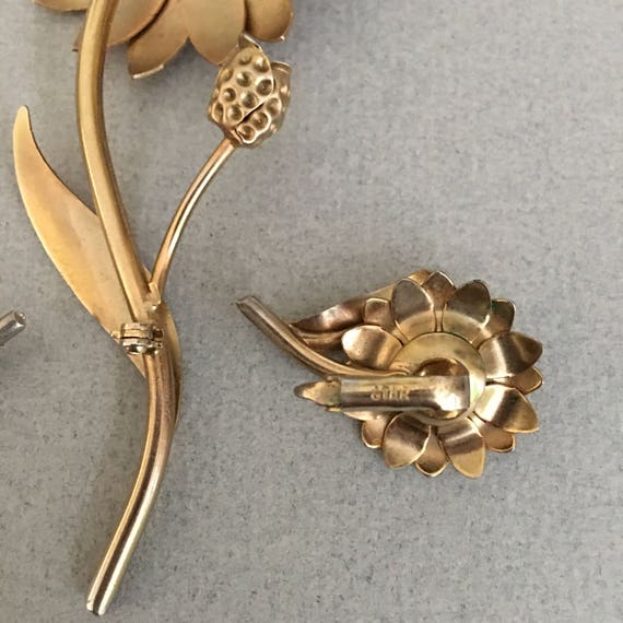 1950s Vintage Gold Tone Brooch / Pin and Earrings… - image 7