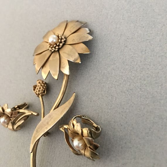 1950s Vintage Gold Tone Brooch / Pin and Earrings… - image 4