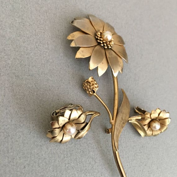 1950s Vintage Gold Tone Brooch / Pin and Earrings… - image 5