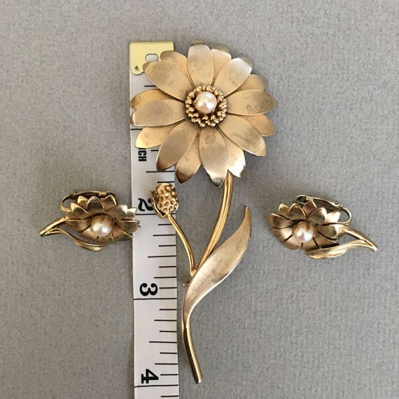 1950s Vintage Gold Tone Brooch / Pin and Earrings… - image 9