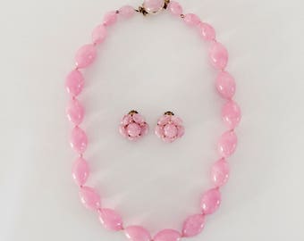Collar y pendientes a juego de Lucite rosa con cuentas en espiral, estilo vintage de la década de 1950, fabricados en Alemania.