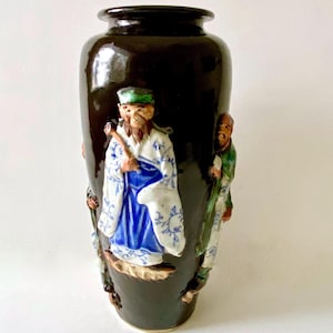 Antico vaso giapponese Sumida Gawa nero, periodo Meiji, raffigurante figure di studiosi, alto 30 cm.