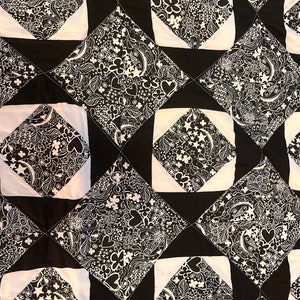Schwarz-Weiß-Blumenquilt
