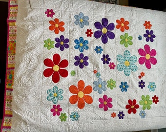 Beautiful Daisy Flower Queen Custom Quilt