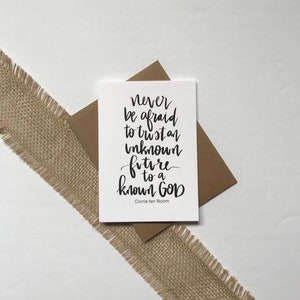 Cartes et | d’enveloppe N’ayez jamais peur de faire confiance et d’un avenir inconnu pour... | blanc à l’intérieur | Encouragement | | d’accueil Je pense à toi