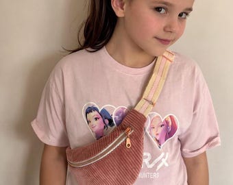 Sac banane petite fille  velours  personnalisable, choix des coloris.Accessoire enfant tendance , bandoulière   ajustable,  broderie prénom.