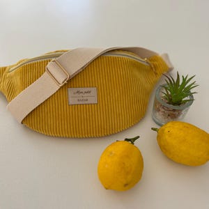 sac banane femme personnalisable velours côtelé jaune, sac bandoulière tendance, idée cadeau femme original pour anniversaire, fête