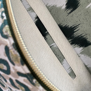 KHAKI GREEN velvet waistband leopard jacquard removable strap size M model presented in stock PROMO image 3