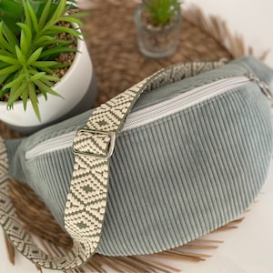 sac banane femme personnalisable  velours côtelé vert amande, sac bandoulière tendance, idée cadeau femme original pour anniversaire, fête