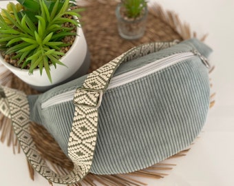 Customizable women&#39;s fanny pack in almond green corduroy, adjustable shoulder strap, embroidery available. Size S/M/L