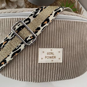 sac banane femme personnalisable velours côtelé beige ciment, sac bandoulière tendance, idée cadeau femme original pour anniversaire, fête