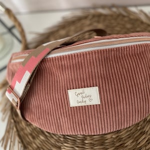 sac banane femme personnalisable en velours côtelé vieux rose , sac bandoulière mode. Idée cadeau femme original pour anniversaire, fête