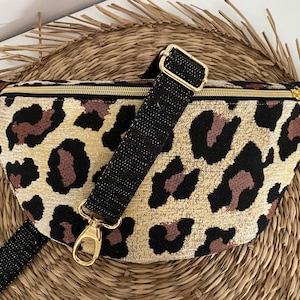 sac banane femme personnalisé en jacquard leopard , idée cadeau femme original pour anniversaire, fête  ,sac bandoulière tendance