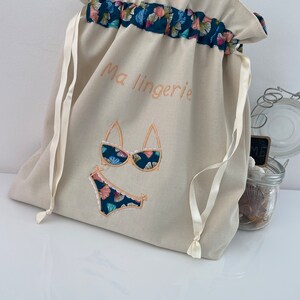 Sac lingerie, sac à linge femme  , très pratique pour les voyages,coton écru,  motifs et texte brodés, doublé  en coton , idéal cadeau femme