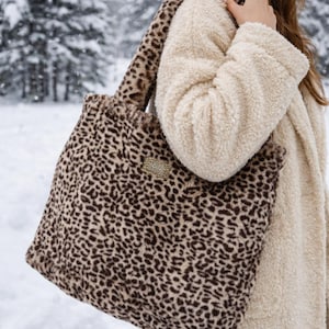 Bolso tote de piel sintética con estampado de leopardo: moderno accesorio invernal para mujer, para llevar sobre el hombro.
