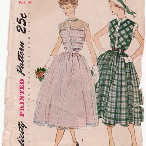Puede incluir: Patrón de costura vintage Simplicity número 3252, talla 14, busto 81 cm. El patrón es para un vestido de dos piezas con una falda a cuadros y una blusa sin mangas. El patrón está impreso en un fondo blanco con texto negro.