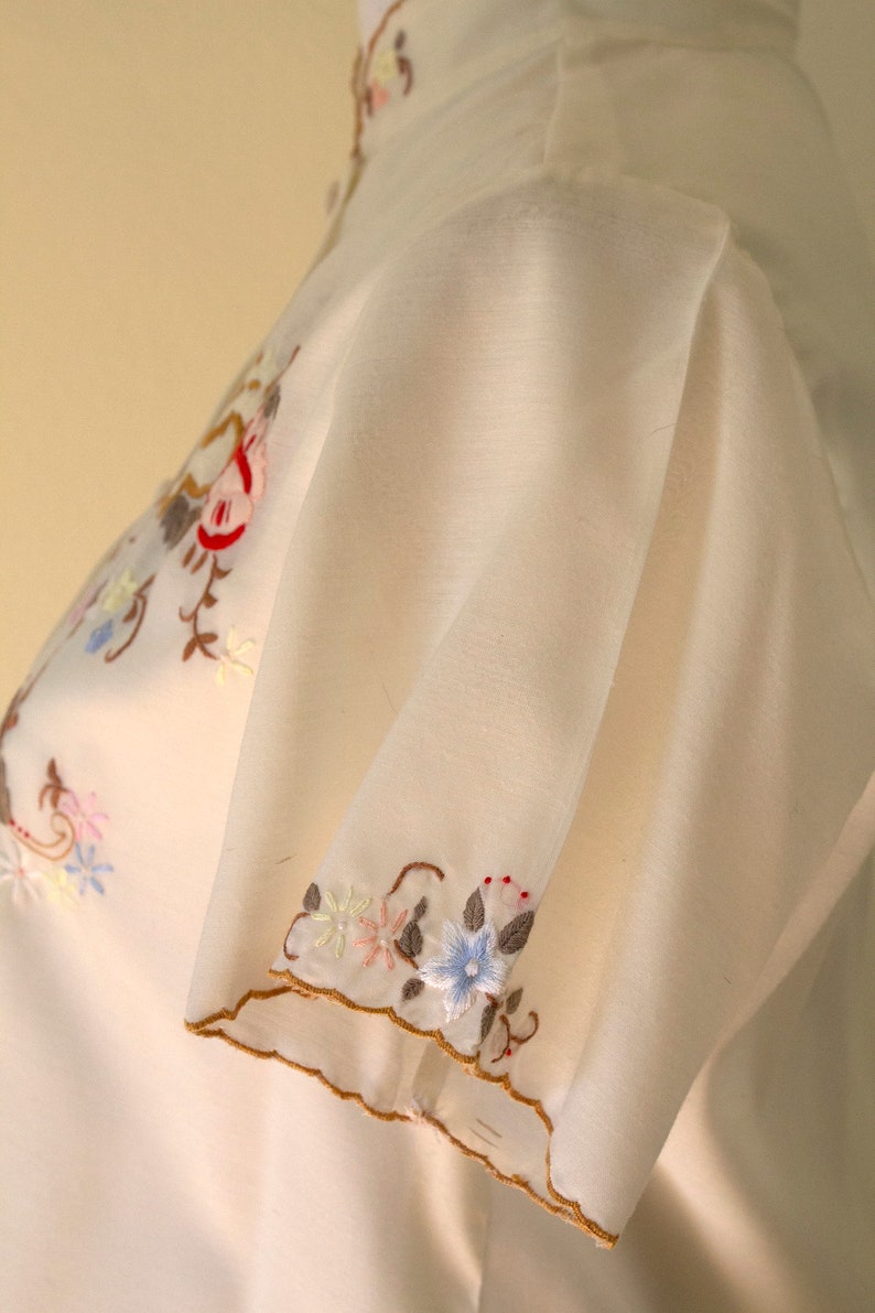 1970s Floral Embroidered Button-Up Blouse Medium