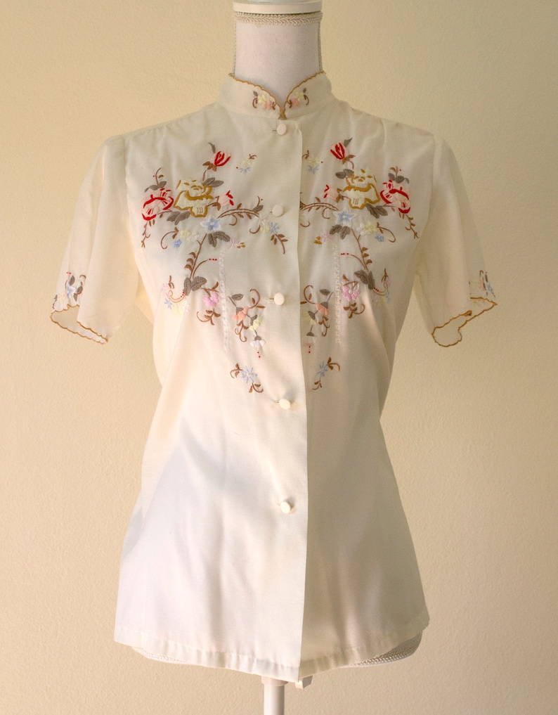 1970s Floral Embroidered Button-Up Blouse Medium