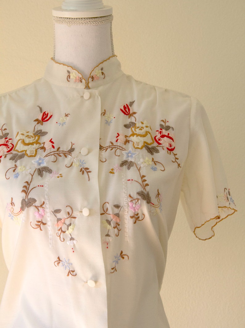 1970s Floral Embroidered Button-Up Blouse Medium