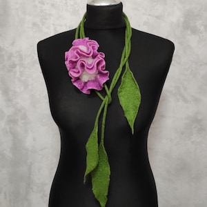 Collar largo floral de fieltro rosa, accesorio de flores de lana merino para mujer.