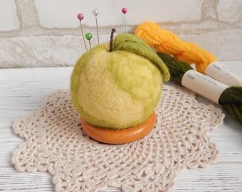 Gevilt wol appelspeldenkussen, vilten fruitspeldenkussen, handgemaakt naaicadeau