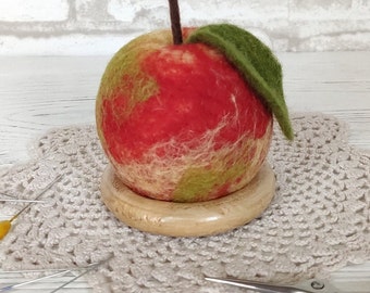 Speldenkussen van vilt in de vorm van een rode en gele appel, met naaldvilt gemaakte fruitdecoratie voor op tafel, handgemaakt speldenkussen als cadeau voor een kleermaker, moeder of oma.