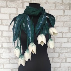 Felted wool floral scarf with tulips, Felt green blue lariat necklace white flowers, Woolen jewelry gift for women