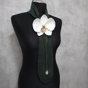Bufanda de lana afieltrada verde oscuro con broche de orquídea blanca, regalo de Navidad para mamá.