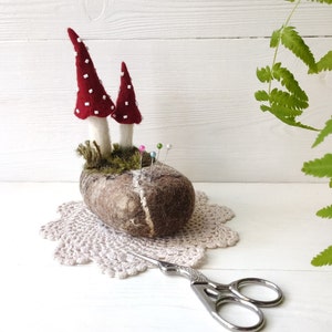 Gefilzte Wolle Nadelkissen Stein Kieselsteine und Pilze, Handgemachtes Nadelkissen rote Fliegenpilze, Filz weiches Kissen für Nadeln, Geschenk Näher