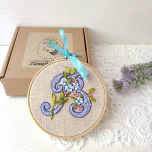 Monograma bordado floral Flor hecha a mano Bordado ABC Alfabeto botánico Regalo bordado para hermana amiga hija Listo para enviar