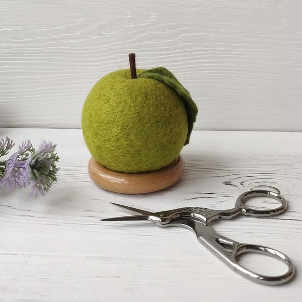 Alfiletero de fieltro de lana, Cojín de alfiler hecho a mano de manzana verde, Decoración de mesa de manzana, Cojín para regalo de agujas para costurera a medida