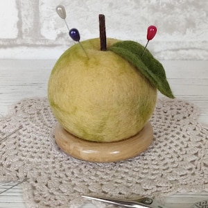 Gefilztes Nadelkissen gelb grüner Apfel, Handgemachtes Nadelkissen Obst, Filz Apfel, Geschenk für Schneider, Geschenk Näherin, Geschenk für Mama