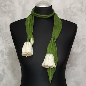 Felted floral necklace lariat small white tulips, Felt wool skinny scarf  flowers, Woolen jewelry green lariat for women