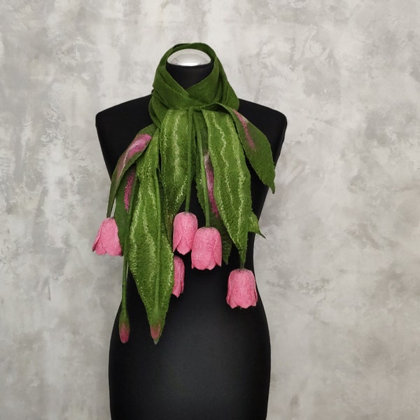 Gefilzter wollgrüner Schal mit rosa Tulpen, Damenfilz handgemachter Blumenschal, Langer Wollschal mit Blumen, Filzhalskette mit Tulpen