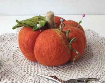 Alfiletero de lana afieltrada con forma de calabaza naranja, alfiletero grande de fieltro hecho a mano, regalo de Halloween para sastre o costurera.