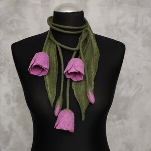 Collana in feltro di lana con tulipani lilla, collana a laccio floreale in feltro, collana boho in tessuto per ragazza. Gioielli con fiori in feltro, regalo per sorella e mamma.