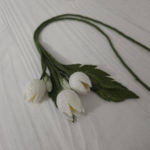 Collana in feltro di lana con campanelle bianche, collana floreale in feltro da donna, bouquet di fiori in lana, collana boho, regalo per lei immagine 13