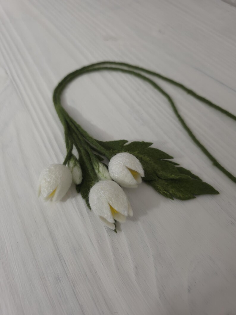 Collana in feltro di lana con campanelle bianche, collana floreale in feltro da donna, bouquet di fiori in lana, collana boho, regalo per lei immagine 13