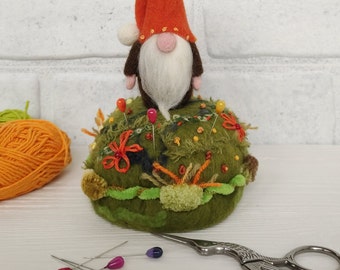 Nadelkissen mit orangefarbenem Gnom aus Filzwolle: Handgefertigtes Nadelkissen mit Waldmotiv für Herbst, Geschenk für Mama
