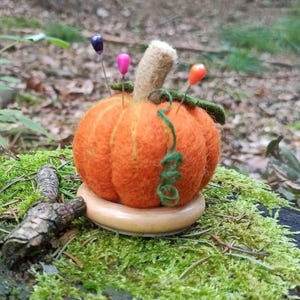 Handgemachter gefilzter Woll Kürbis Nadelkissen: Thanksgiving Halloween Dekor