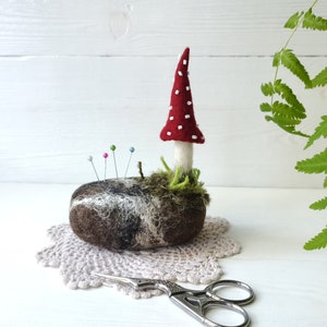 Gefilzter Pilz Nadelkissen - Geschenk aus Wolle zum Nähen - Fliegenpilz Dekor für Handarbeiten - Süßer Filz-Organizer