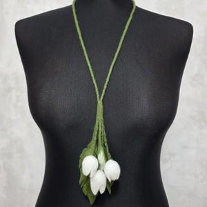 Collana in feltro di lana con campanelle bianche, collana floreale in feltro da donna, bouquet di fiori in lana, collana boho, regalo per lei immagine 10