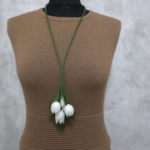 Collana in feltro di lana con campanelle bianche, collana floreale in feltro da donna, bouquet di fiori in lana, collana boho, regalo per lei immagine 9
