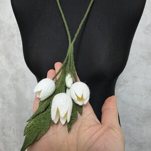 Collana in feltro di lana con campanelle bianche, collana floreale in feltro da donna, bouquet di fiori in lana, collana boho, regalo per lei immagine 11
