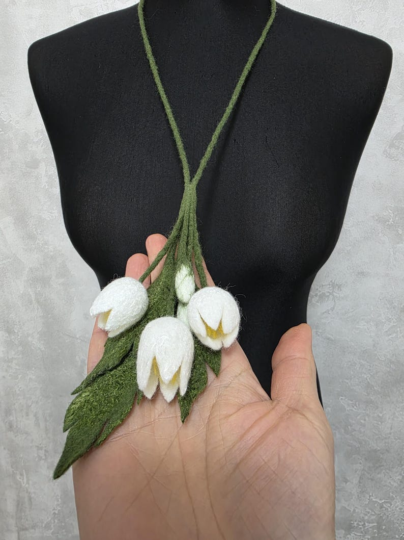 Collana in feltro di lana con campanelle bianche, collana floreale in feltro da donna, bouquet di fiori in lana, collana boho, regalo per lei immagine 11
