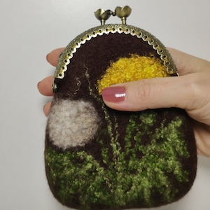 Felted coin purse with dandelion, Felt coin money pouch clasp with yellow flowers, Small woolen wallet for women, Gift for sister wife mom