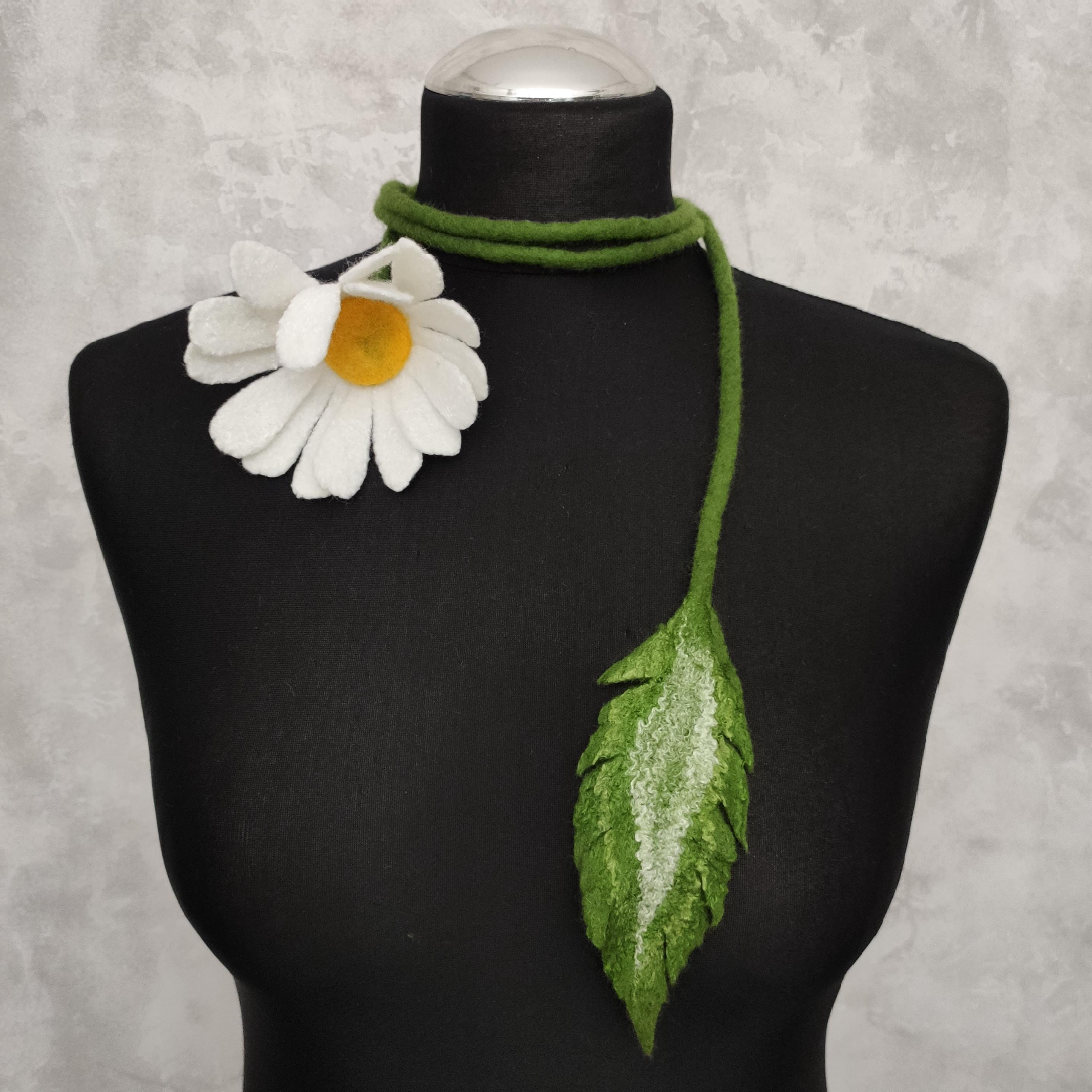 Felted cute daisy necklace, White flower choker, Summer floral choker necklace for women
